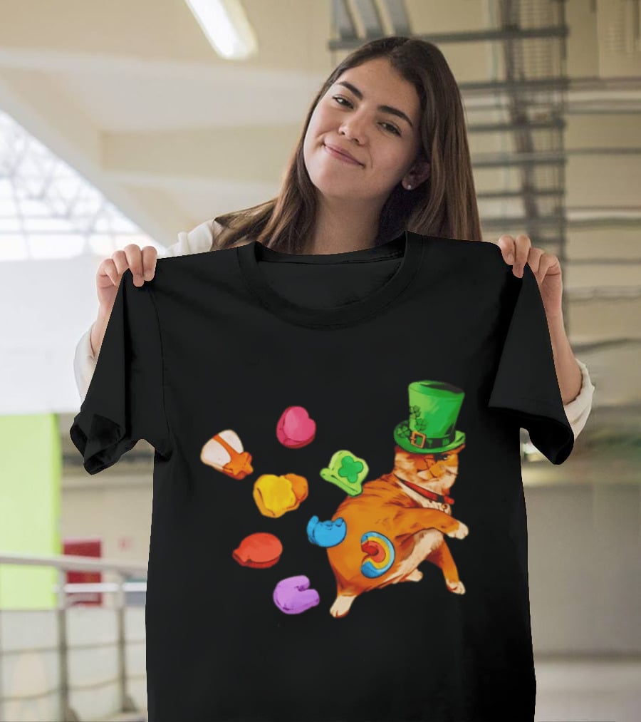 Lucky Cat With Green Clover Hat And Multicolored Elements St Patrick's Day T-Shirt