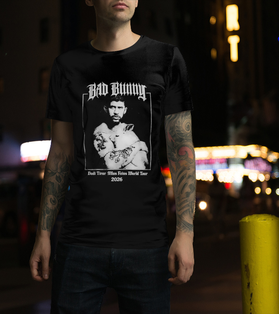 Bad Bunny Hugging Bunny Debi Tirar Mlas Fotos World Tour 2026 T-Shirt