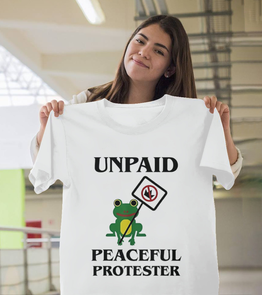 Unpaid Peaceful Protester Frog Holding No King Sign T-Shirt