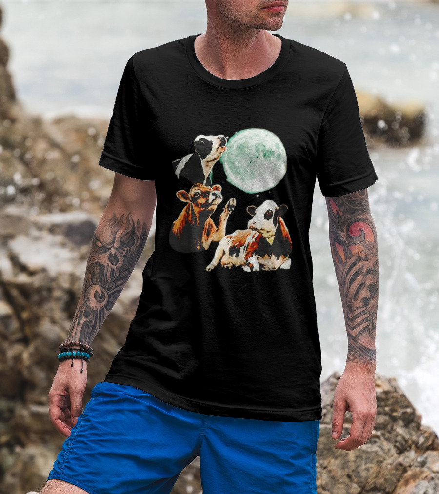 Cow Howling At Moon With Three Cows And Full Moon Scene T-Shirt