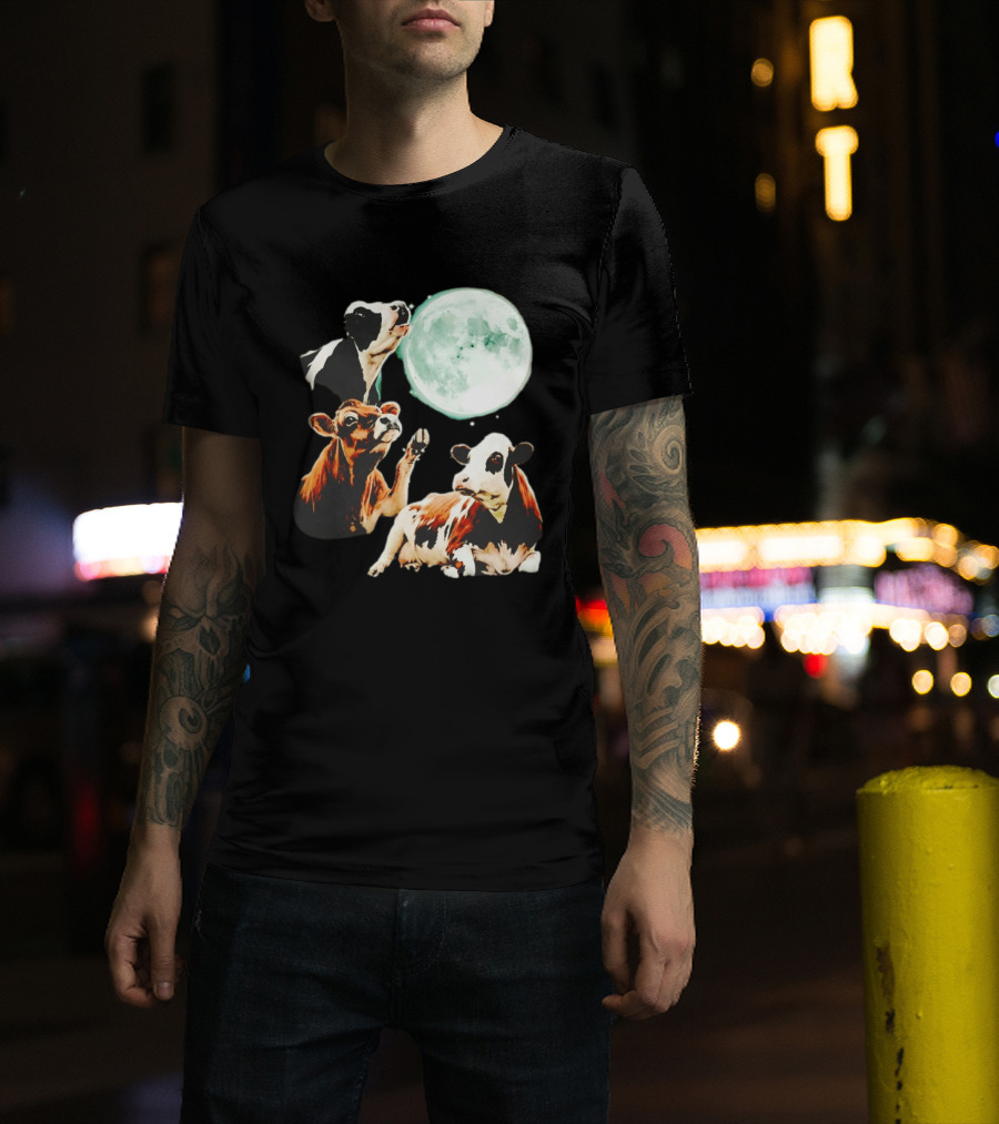 Cow Howling At Moon With Three Cows And Full Moon Scene T-Shirt