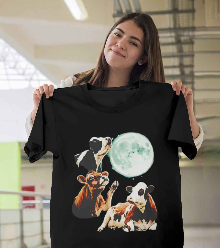 Cow Howling At Moon With Three Cows And Full Moon Scene T-Shirt