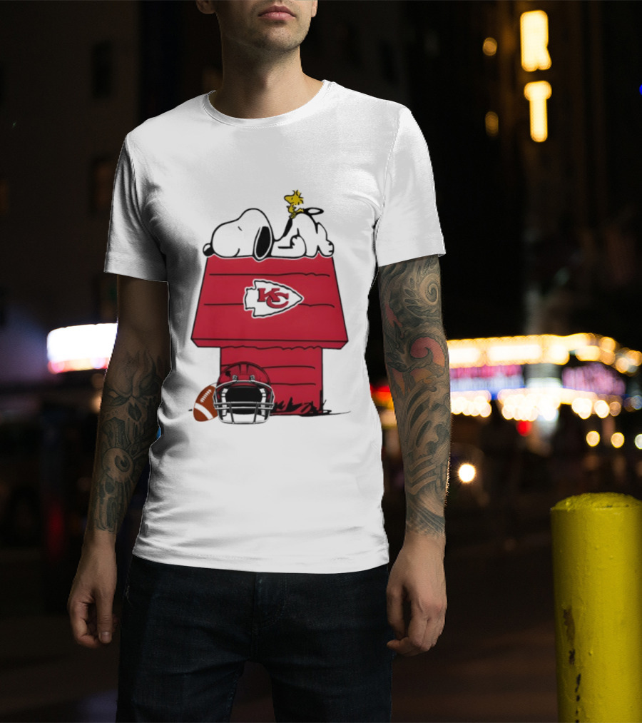 Kansas City Chiefs Snoopy Peanuts Football KC Logo Woodstock Doghouse T-Shirt