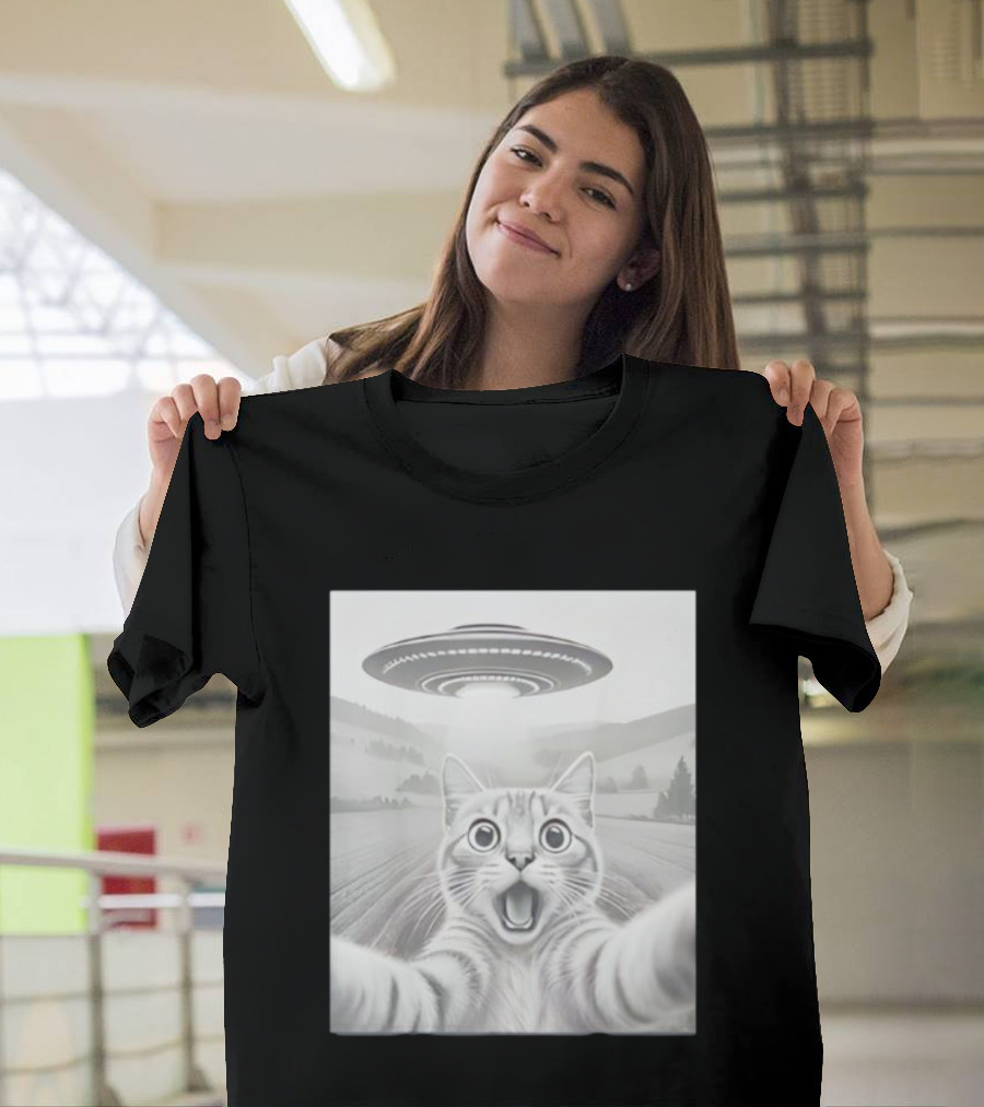 Cat Selfie UFO Encounter Funny Alien Theme T-Shirt