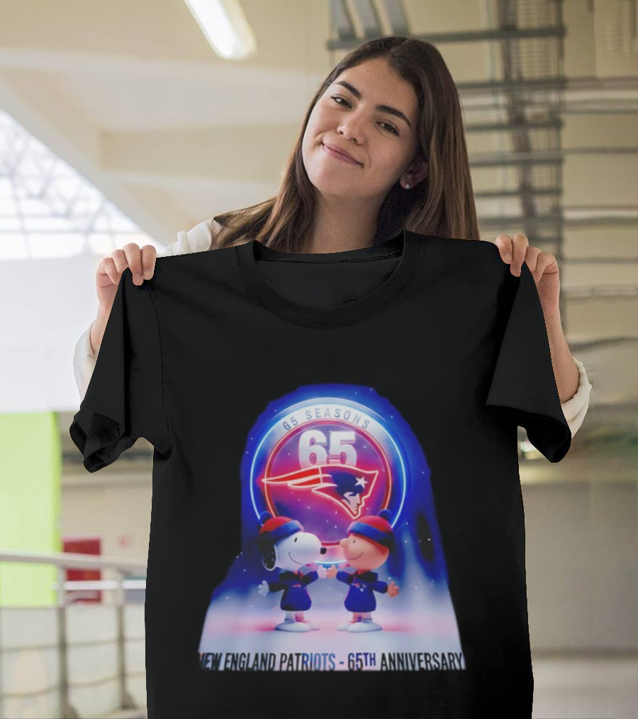 New England Patriots 65 Seasons Snoopy Charlie Brown 65th Anniversary 1960 2025 T-Shirt