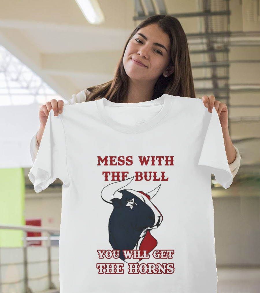 Mess With The Bull You Will Get The Horns Cowboy Hat Star Eye Red Outline T-Shirt