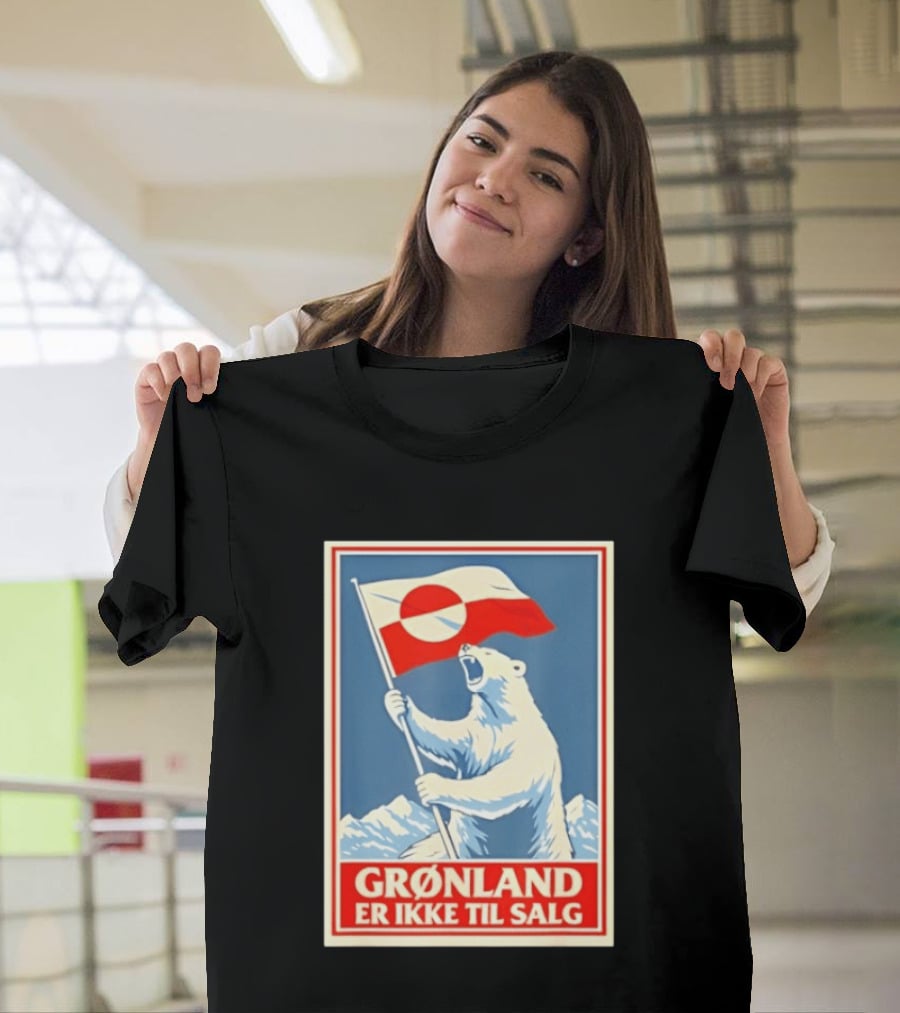 Grønland Er Ikke Til Salg Polar Bear Holding Greenland Flag T-Shirt
