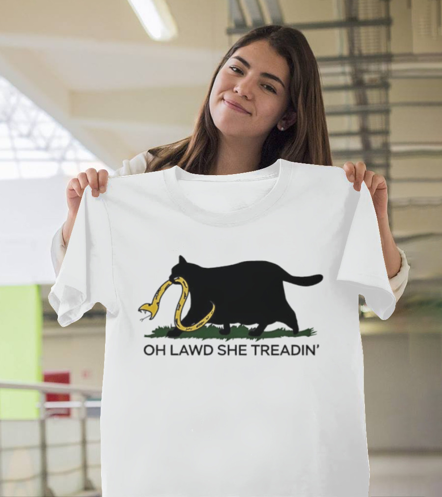 Oh Lawd She Treadin' Black Cat With Snake In Mouth T-Shirt