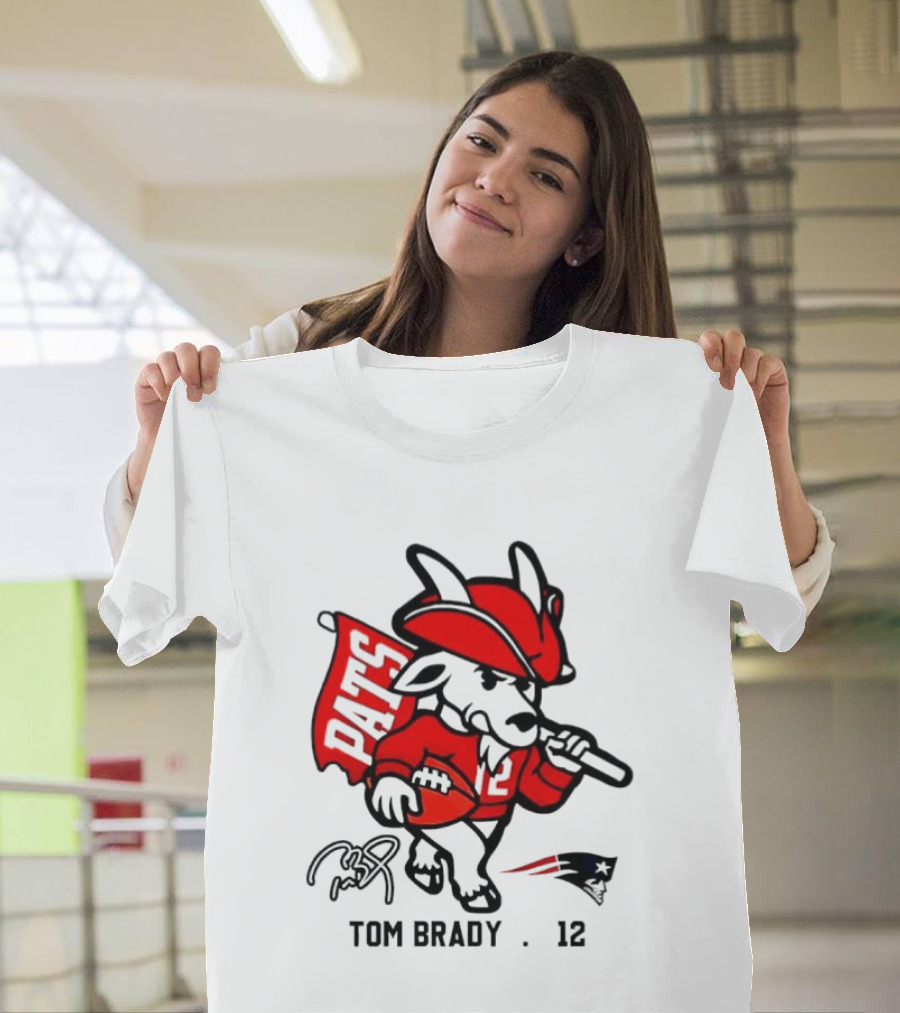 Pats Tom Brady 12 Football Mascot With Signature And New England Patriots Flag T-Shirt