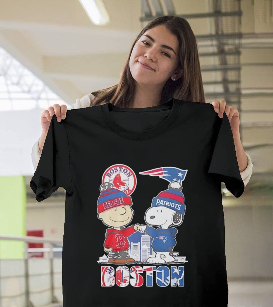 Boston Red Sox And New England Patriots Charlie Brown Snoopy Skyline T-Shirt