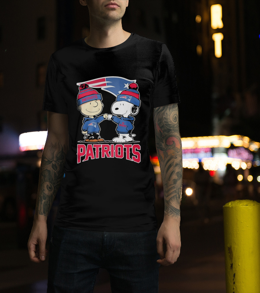 Charlie Brown Snoopy New England Patriots NFL Fist Bump Team Spirit T-Shirt