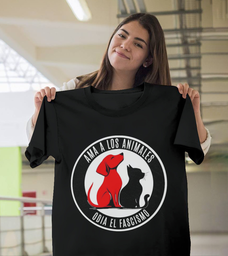 Ama A Los Animales Odia El Fascismo Perro Rojo Gato Negro Círculo Blanco Negro T-Shirt
