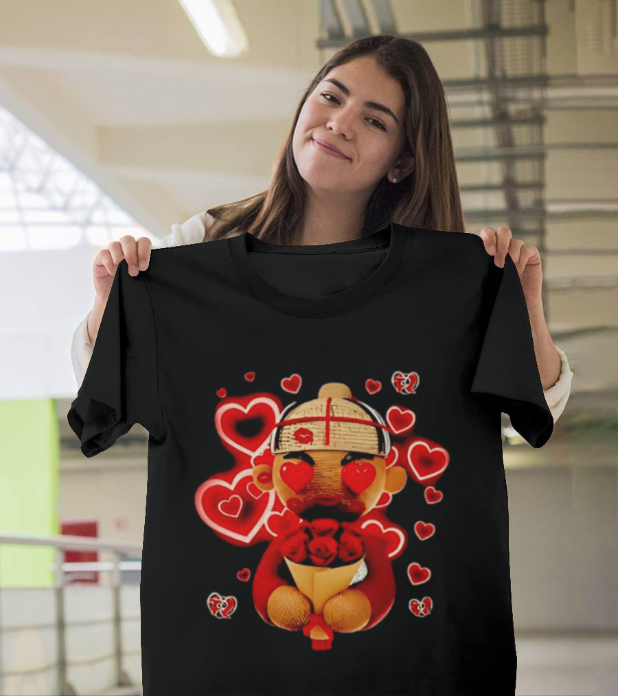Fuerza Regida Chuyin Amor Corazón Rojo Muñeco Flores Y Corazones T-Shirt