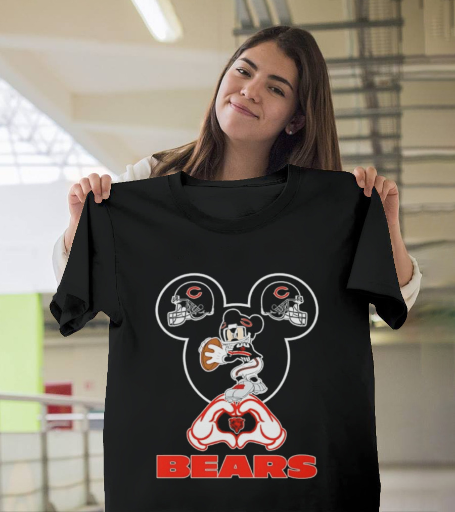 Chicago Bears Mickey Mouse Helmets Love Heart Hands T-Shirt