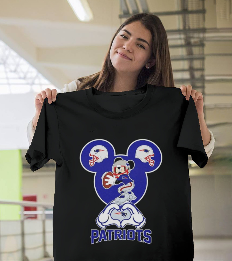 New England Patriots Mickey Mouse Helmet Heart Hands T-Shirt