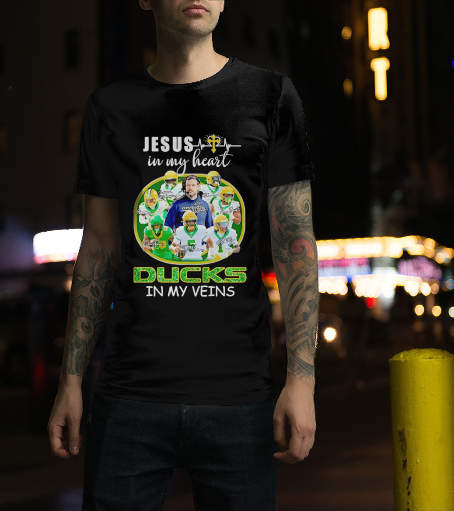 Jesus In My Heart Oregon Ducks In My Veins Football Players Signatures T-Shirt