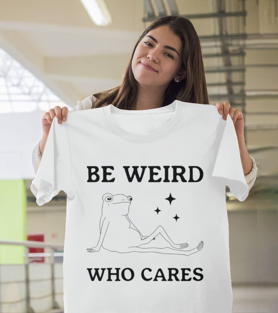 Be Weird Who Cares Frog Relaxed Retro Aesthetic T-Shirt