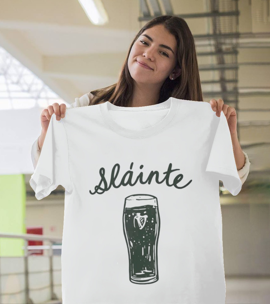 Sláinte St Patrick's Day Pint Glass Cheers T-Shirt