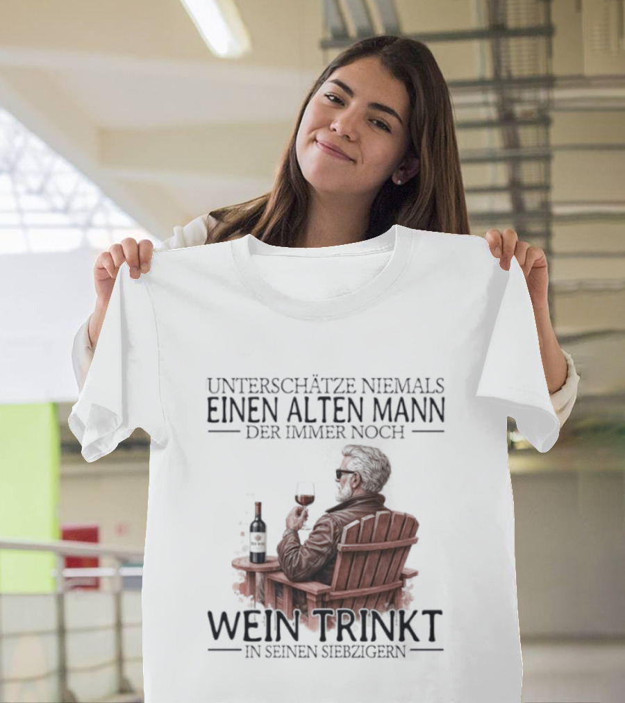 Unterschätze Niemals Einen Alten Mann Der Immer Noch Wein Trinkt In Seinen Siebzigern T-Shirt