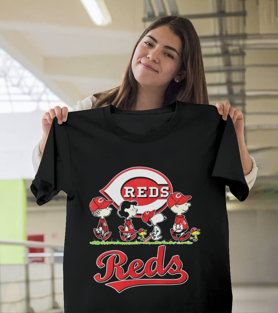 Snoopy Charlie Brown Linus Lucy Cincinnati Reds Baseball T-Shirt