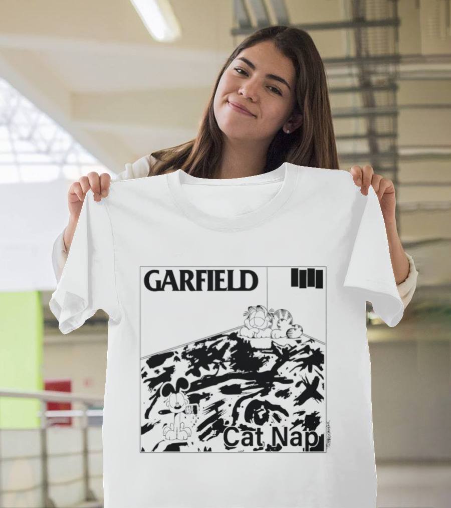 GARFIELD Cat Nap Rug Nap Scene T-Shirt