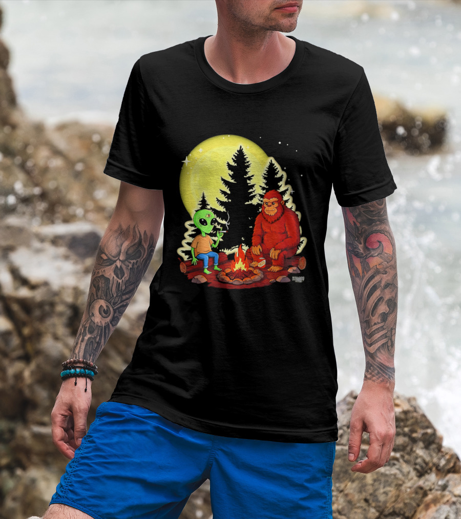 Bigfoot And Alien Campfire Night Under Full Moon T-Shirt