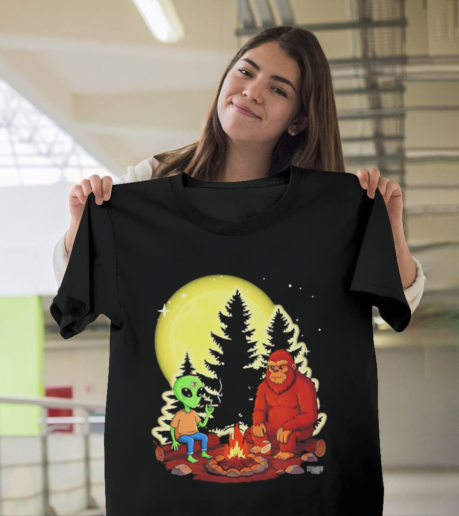 Bigfoot And Alien Campfire Night Under Full Moon T-Shirt