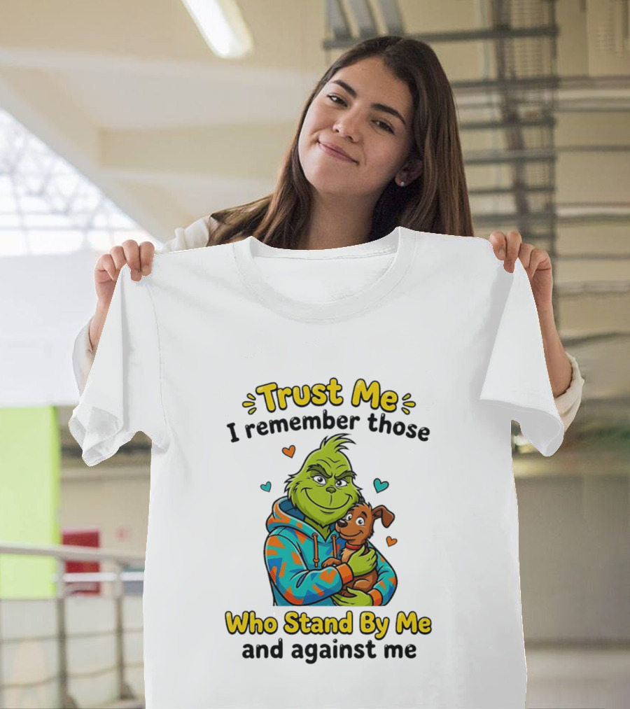 Trust Me I Remember Those Who Stand By Me And Against Me Grinch Hugging Dog T-Shirt