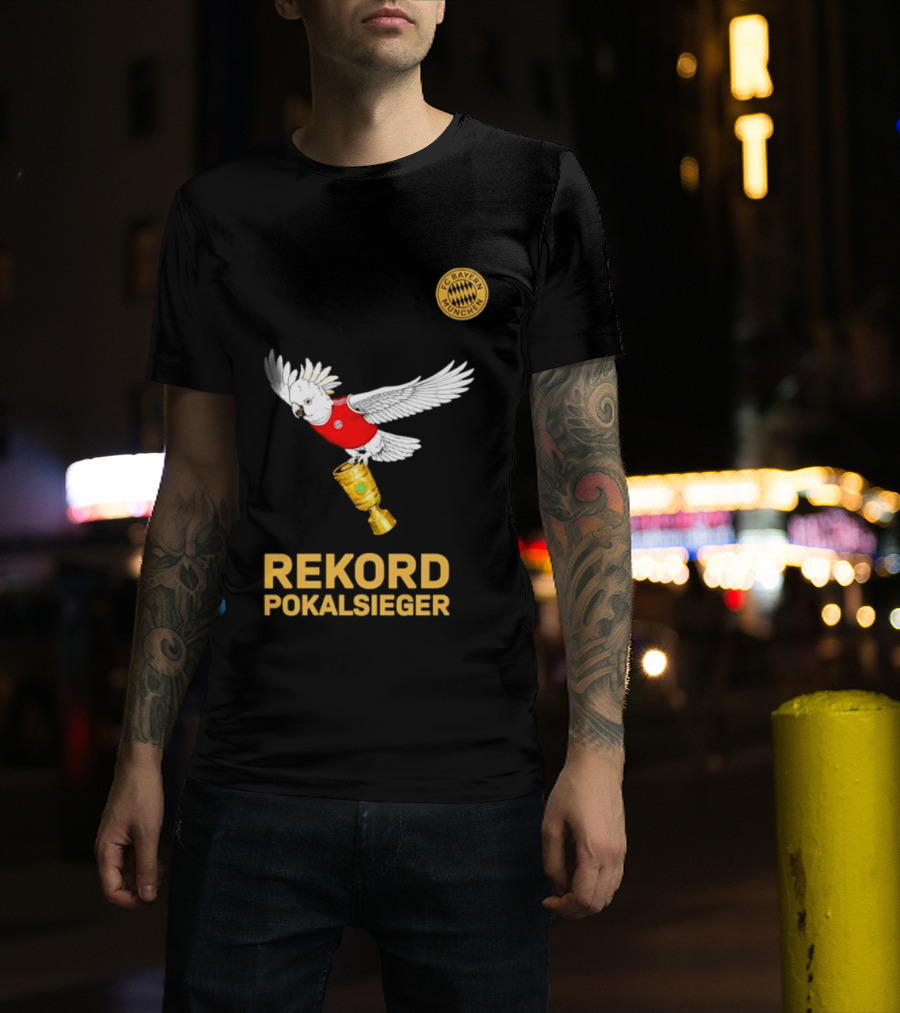 FC Bayern Munchen Rekord Pokalsieger Cockatoo With Trophy T-Shirt