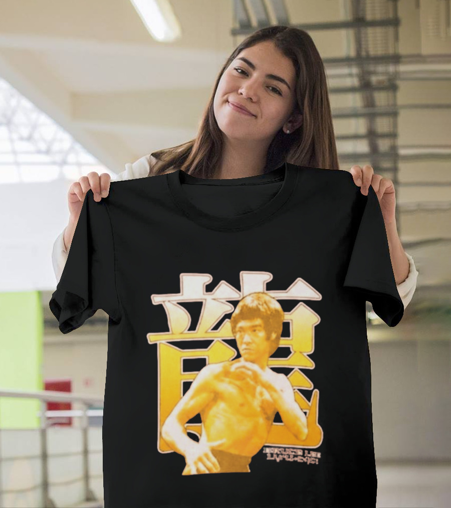 Bruce Lee Iconic Martial Arts Pose Chinese Characters T-Shirt