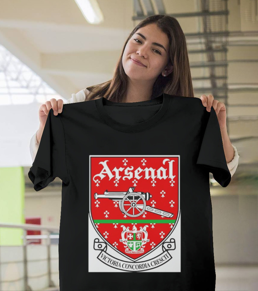 Arsenal FC Victoria Concordia Crescit Deus Per Omnia Crest Featuring Classic Cannon And Shield T-Shirt