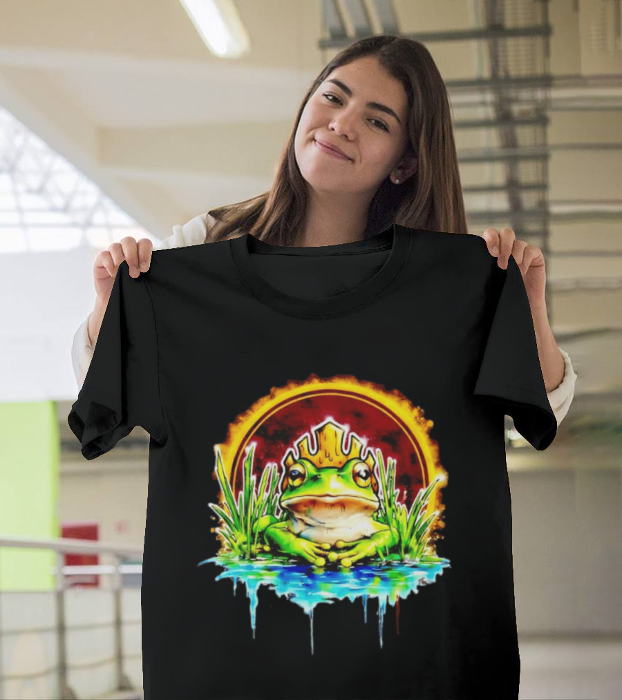 Frog King Crown Pond Nature Amphibian Wildlife Majestic Regal Water Scene T-Shirt