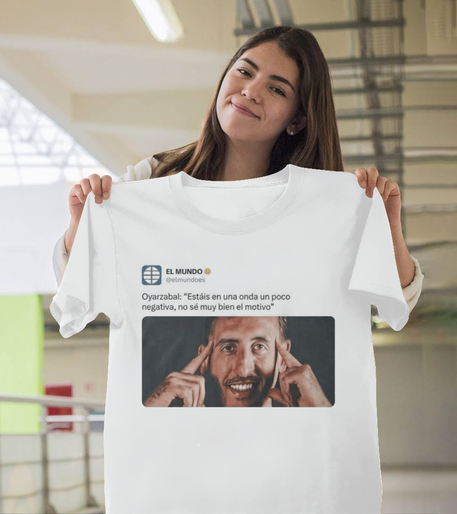El Mundo Oyarzabal Estais En Una Onda Un Poco Negativa Sonriente Hombre T-Shirt