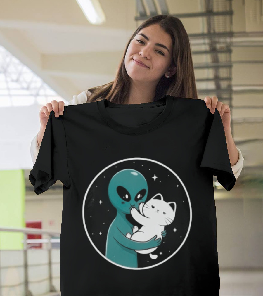 Even Aliens Love Cats Space Alien Embracing Kitty T-Shirt