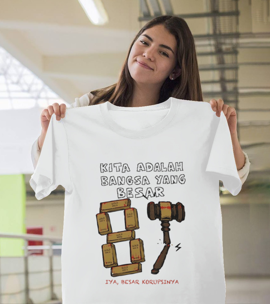 Kita Adalah Bangsa Yang Besar Iya Besar Korupsinya Gold Bars And Gavel T-Shirt