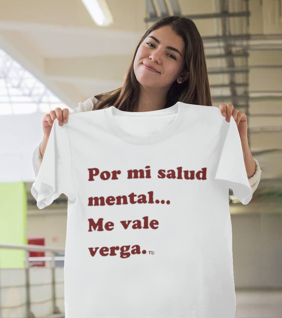 Por Mi Salud Mental Me Vale Verga Frase Divertida En Español T-Shirt
