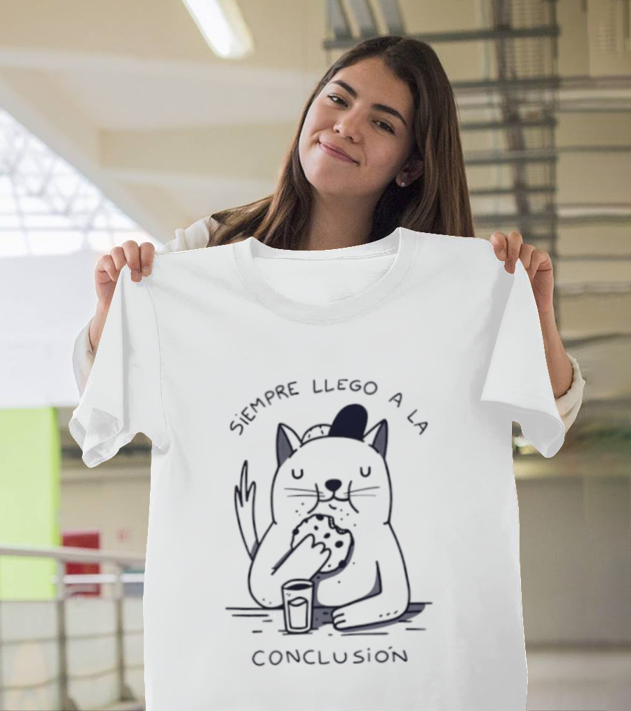 Siempre Llego A La Conclusión Gato Comiendo Galleta T-Shirt