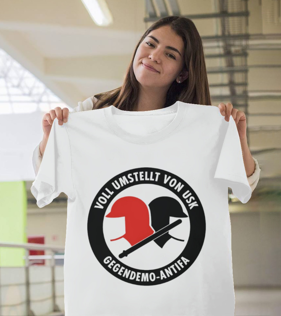 Voll Umstellt Von USK Gegendemo Antifa Helmet T-Shirt