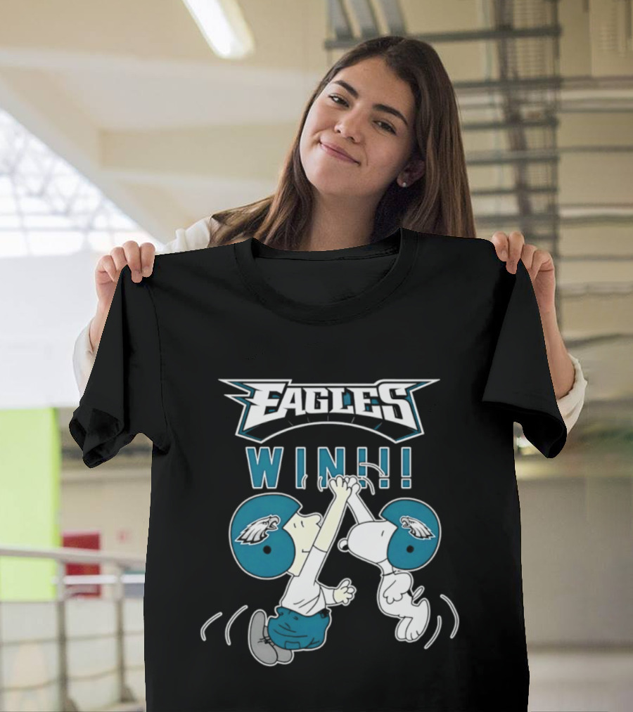 Philadelphia Eagles Win Peanuts Snoopy And Charlie Brown High Five T-Shirt