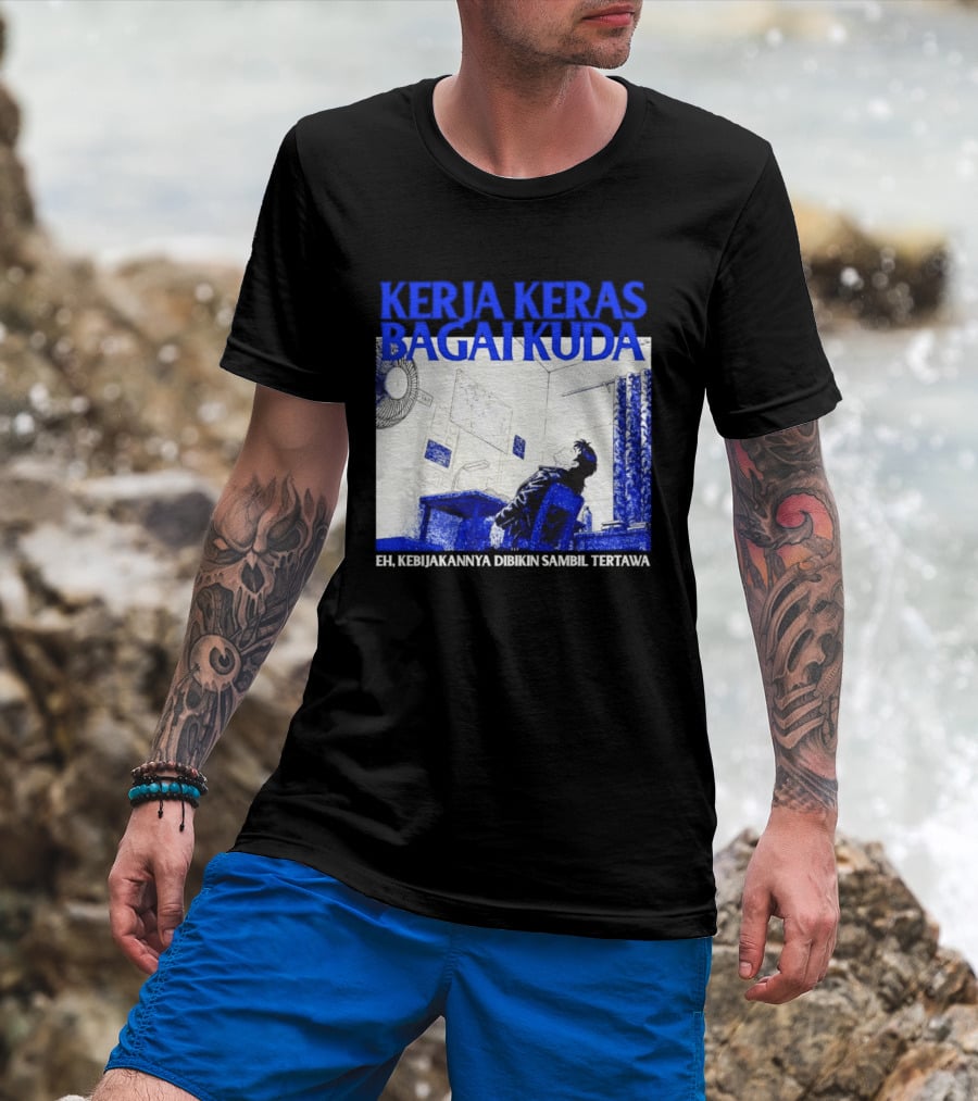 Kerja Keras Bagai Kuda Eh Kebijakannya Dibikin Sambil Tertawa Komik Pria Duduk Meja Dan Layar T-Shirt