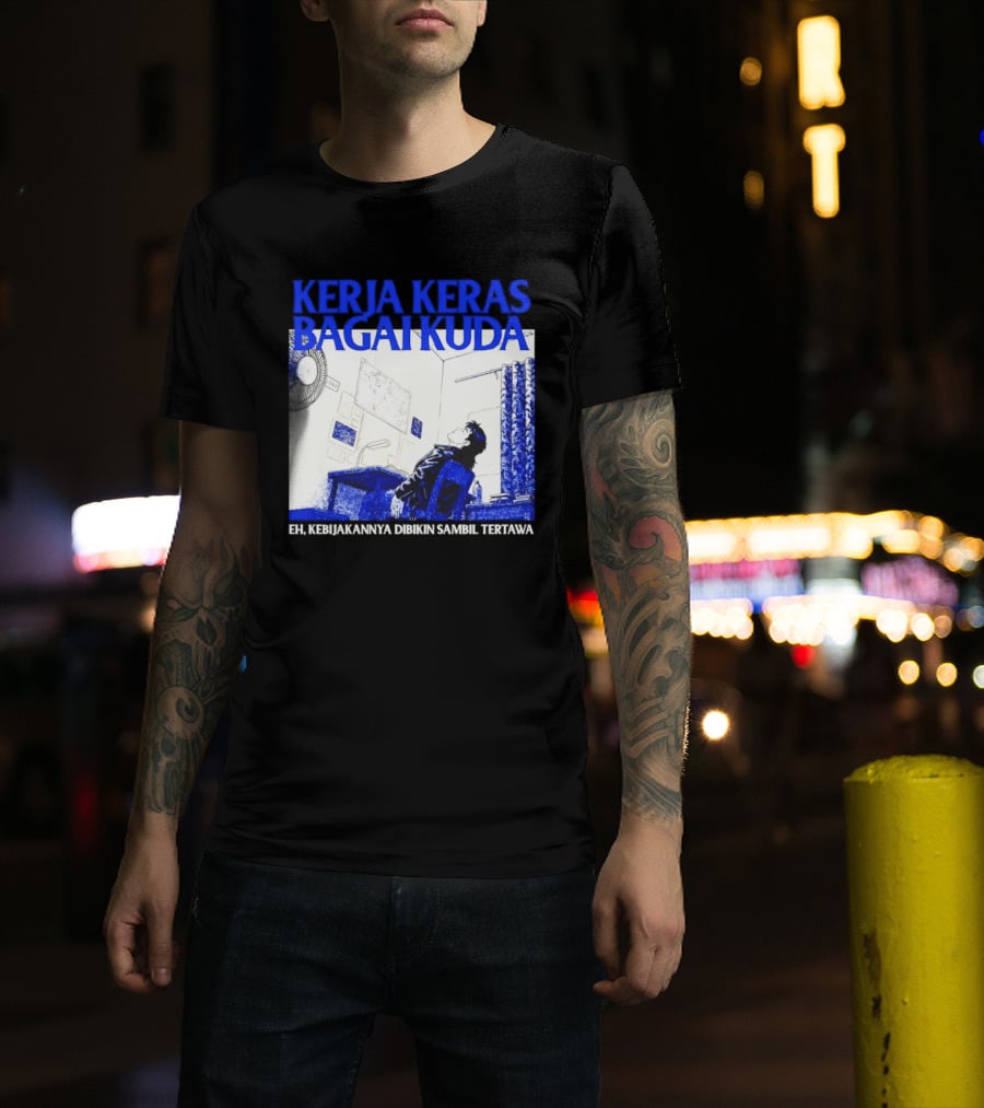 Kerja Keras Bagai Kuda Eh Kebijakannya Dibikin Sambil Tertawa Komik Pria Duduk Meja Dan Layar T-Shirt