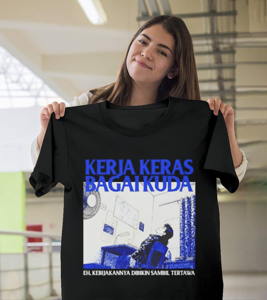 Kerja Keras Bagai Kuda Eh Kebijakannya Dibikin Sambil Tertawa Komik Pria Duduk Meja Dan Layar T-Shirt
