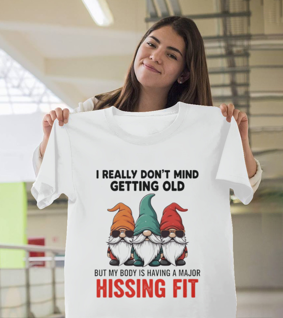 I Really Don't Mind Getting Old Gnome Christmas But My Body Is Having A Major Hissing Fit T-Shirt