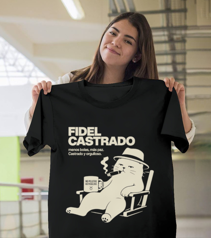 Fidel Castrado Menos Bolas Mas Paz Cat Con Silla Sombrero Cigarro T-Shirt