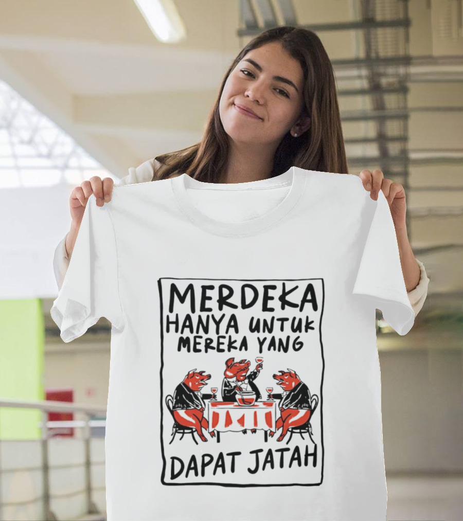 Merdeka Hanya Untuk Mereka Yang Dapat Jatah Empat Babi Berpesta Di Meja Makan T-Shirt