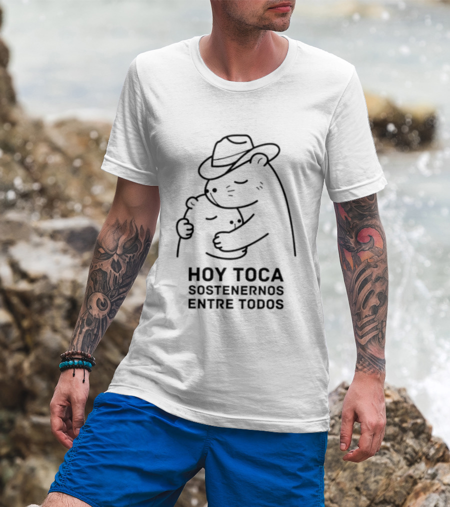 Hoy Toca Sostenernos Entre Todos Bear Hug T-Shirt