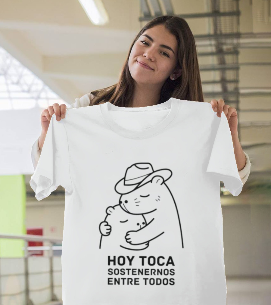 Hoy Toca Sostenernos Entre Todos Bear Hug T-Shirt