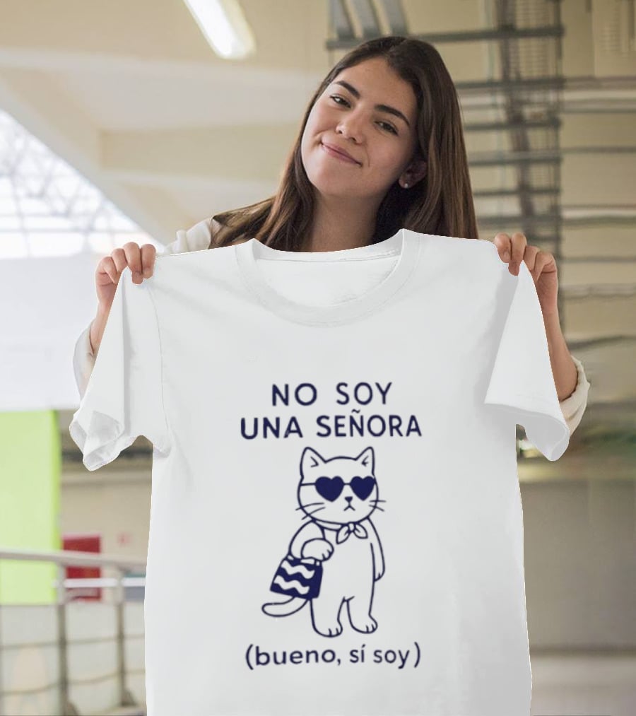 No Soy Una Señora Bueno Sí Soy Cat With Sunglasses And Bag T-Shirt