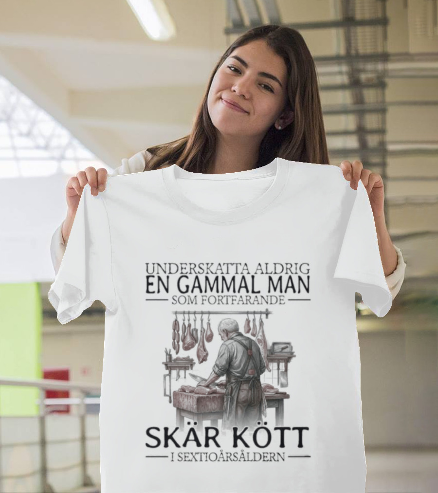 Underskatta Aldrig En Gammal Man Som Fortfarande Skär Kött I Sextioårsåldern T-Shirt