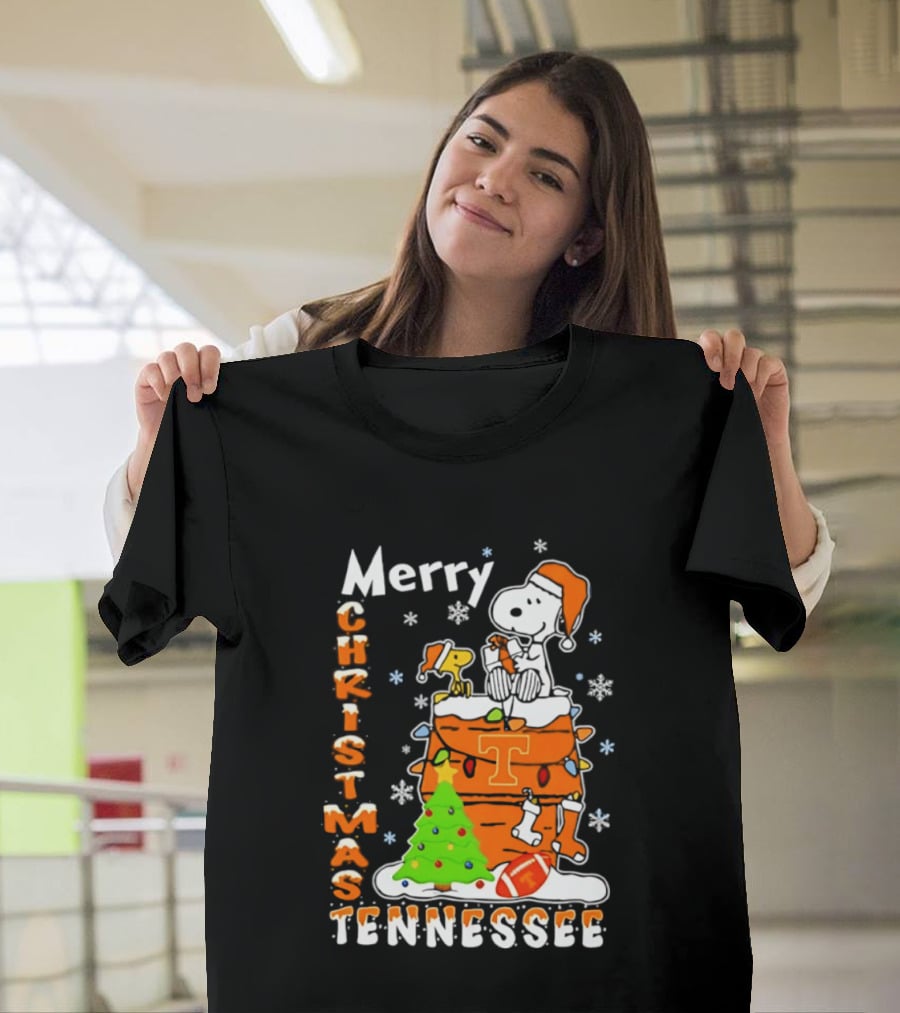 Snoopy Woodstock Christmas 2026 Tennessee Volunteers Football Santa Hat T-Shirt